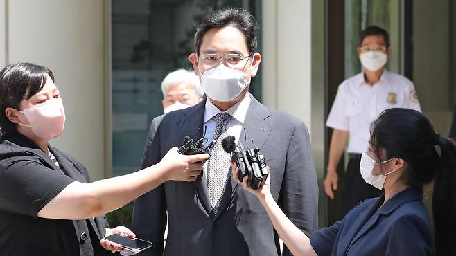 2022년 8월 12일 이재용 삼성전자 부회장이 서울중앙지방법원에서 열린 1심 속행공판 정회 후 법정을 나서며 정부의 가석방 발표와 관련 입장을 말하고 있다. 이 부회장은 이날 정부가 발표한  '8·15 광복절 특별사면' 대상자로 복권이 확정돼 정상적인 경영 활동을 할 수 있게 됐다. /남강호 기자