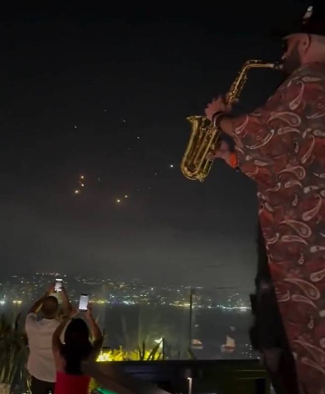 이스라엘에 떨어지는 미사일을 보며 색소폰을 연주하는 장면. /엑스