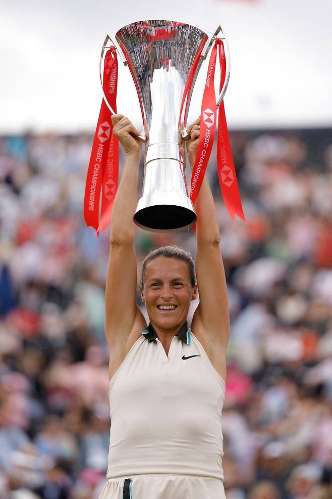 15일 독일의 타티아나 마리아가 영국 런던에서 열린 WTA 투어 우승컵을 들며 환호하고 있다. /로이터 연합뉴스