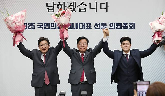 국민의힘 송언석 신임 원내대표가 16일 오후 서울 여의도 국회에서 열린 국민의힘 원내대표 선출을 위한 의원총회에서 신임 원내대표로 선출 된 후 권성동 전 원내대표, 김용태 비상대책위원장이 기념촬영을 하고 있다. 2025.06.16 /남강호 기자