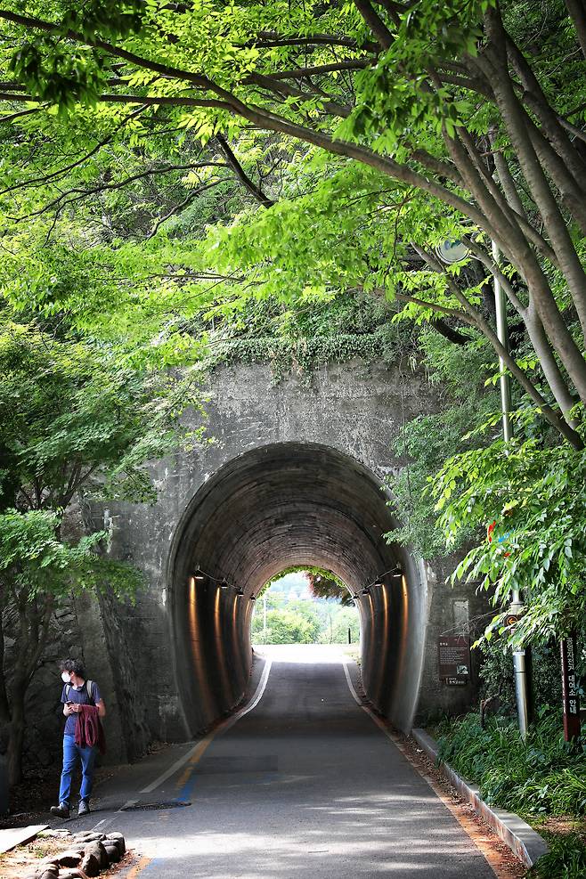 드라마 '스물다섯 스물하나'의 엔딩 배경으로 등장해 유명해진 한벽굴. 일제강점기에 개통한 전라선 철도의 흔적이다. / 주민욱 영상미디어 기자
