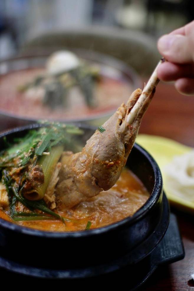 닭다리가 뼈째 들어있는 '정둔면옥'의 닭곰국시. / 박근희 기자