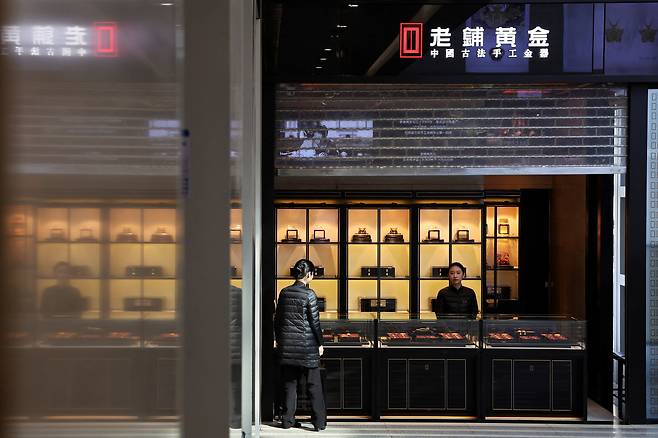 지난 3월 베이징의 라오푸골드 매장. /로이터연합뉴스