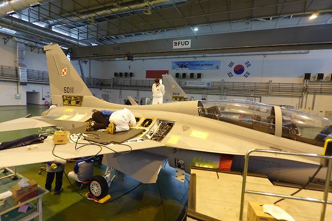 2023년 12월 KAI 작업자들이 폴란드에 수출하는 FA-50 11호기 재조립 작업을 진행하고 있다. /박성우 기자