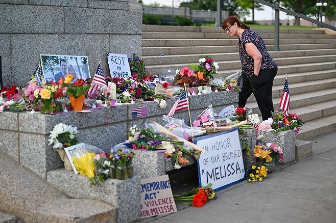 총격 피살당한 미국 민주당 주의원 추모 현장. /연합뉴스