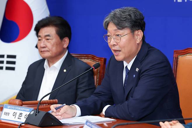 이춘석 더불어민주당 전국당원대회준비위원회 위원장이 16일 오후 서울 여의도 국회에서 열린 전당대회준비위원회 1차 회의에 참석해 모두 발언하고 있다./뉴스1