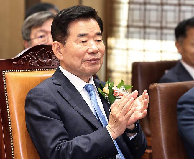 김진표 국회의장이 지난해 4월 29일 오후 서울 여의도 국회 접견실에서 열린 제21대 국회 후반기 국회의장단 퇴임식에서 손뼉치고 있다. /뉴스1