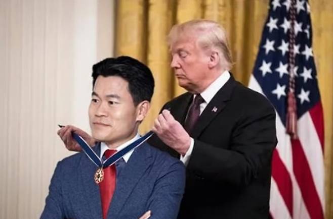 한국사 강사 출신 전한길이 도널드 트럼프 미국 대통령에게 자유훈장을 받았다는 주장이 제기된 가운데 사진이 조작으로 판명났다. 사진은 조작으로 판명난 도널드 트럼프 미국대통령에게 자유 훈장을 받는 한국사 강사 출신 전한길 모습./소셜미디어(SNS) 캡처