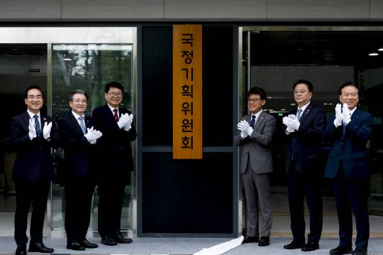 이한주 국정기획위원회 위원장과 김용범 대통령실 정책실장, 더불어민주당 진성준 정책위의장 등 참석자들이 16일 서울 종로구 정부서울청사 창성동 별관에서 열린 국정기획위 현판식에서 손뼉 치고 있다. 연합뉴스