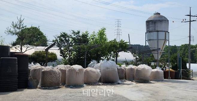 비닐 보관 중인 베이스 사료. ⓒ데일리안 김소희 기자