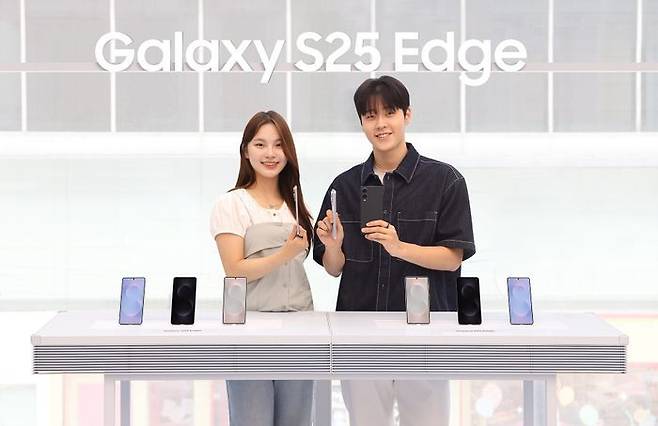 '삼성 강남'에서 '갤럭시 S25 엣지'를 소개하는 모습ⓒ삼성전자
