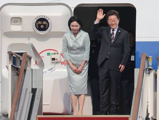 주요 7개국(G7) 정상회의에 참석하는 이재명 대통령이 김혜경 여사와 16일 성남 서울공항 공군 1호기에서 출국하기 전 인사하고 있다. ⓒ연합뉴스