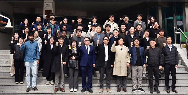 국립창원대 ‘G-램프(LAMP)사업단’이 기초과학 연구와 기술 상용화, 연구인력 양성 등 다양한 성과를 입증하고 있다. 사진은 사업단 소속 교수 및 연구자들의 모습. 국립창원대 제공