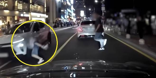 광안리 해수욕장 앞 도로에서 무단횡단한 아동과 서행 중이던 차량이 충돌하는 사고가 발생했다. 운전자는 과실이 없음에도 렌트카 수리비와 휴차료까지 부담해야 하는 상황에 억울함을 호소했고, 한문철 변호사는 “운전자 잘못 없다”며 즉결심판을 권고했다. 유튜브 채널 ‘한문철TV’ 영상 캡처