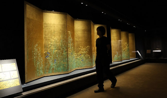 16일 서울 용산구 국립중앙박물관 상설전시관에서 열린 한일 국교 정상화 60주년 기념 특별전 ‘일본미술, 네 가지 시선’ 언론공개회에서 참석자가 전시를 둘러보고 있다. 뉴스1