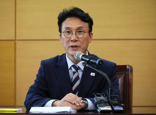 김민석 국무총리 후보자가 16일 서울 종로구 통의동 금융감독연수원에 마련된 청문회 준비단 사무실에서 열린 경제·민생분야 부처 업무보고에서 발언하고 있다.  연합뉴스