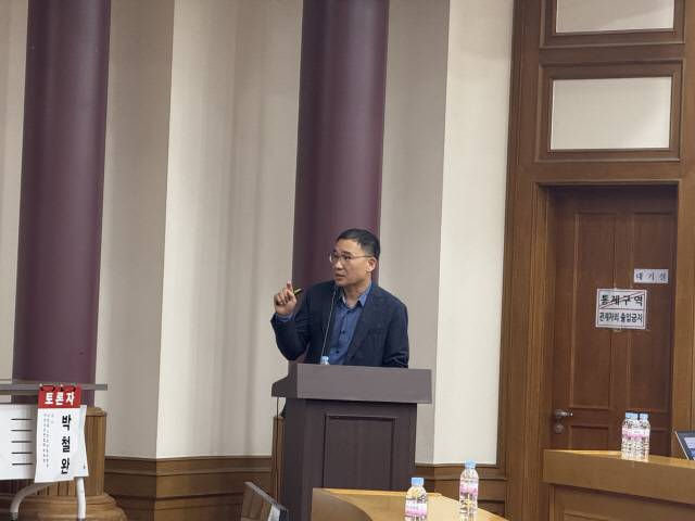 최리군 현대차 로보틱스랩 로보틱스사업실장이 16일 서울 여의도 국회의원회관 제1소회의실에서 열린 '휴머노이드 로봇과 모빌리티 산업의 융합: 한국의 전략은?' 심포지엄에서 발표를 하고 있다.