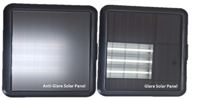 빛 반사 방지 가공한 태양광 패널(왼쪽)과 가공전 패널 비교. 〈사진 블루디바이스 제공〉