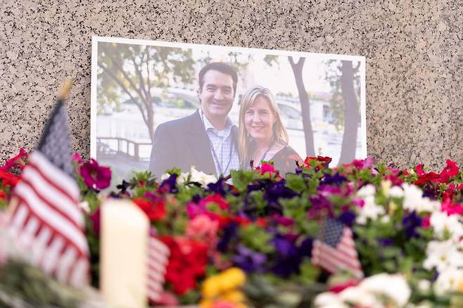 14일(현지 시각) 새벽 자택에서 숨진 채 발견된 미국 미네소타주 멜리사 호트먼 주하원의원과 남편 마크 호트먼. 사진=로이터 연합뉴스