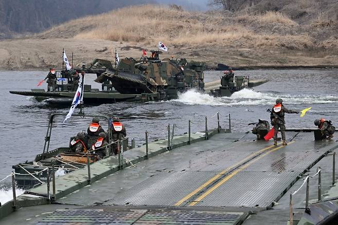 지난 3월 20일 경기 연천군 임진강 일대 석은소 훈련장에서 열린 한미 연합 제병협동 도하훈련에서 K600장애물개척전차가 투입되고 있다.2025년 전반기 한미 연합연습의 일환으로 실시된 이번 훈련에는 국군 5·7공병여단과 미2사단, 한미연합사단 등 총 600여 명의 장병이 참가했다. 공동취재단