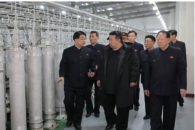 북한 노동신문이 지난 1월 29일 공개한 사진 속에서 북한의 김정은 국무위원장(왼쪽 두번째)이 정확한 위치가 알려지지 않은 '핵물질 생산 기지와 핵무기연구소'를 시찰하고 있다.뉴스1