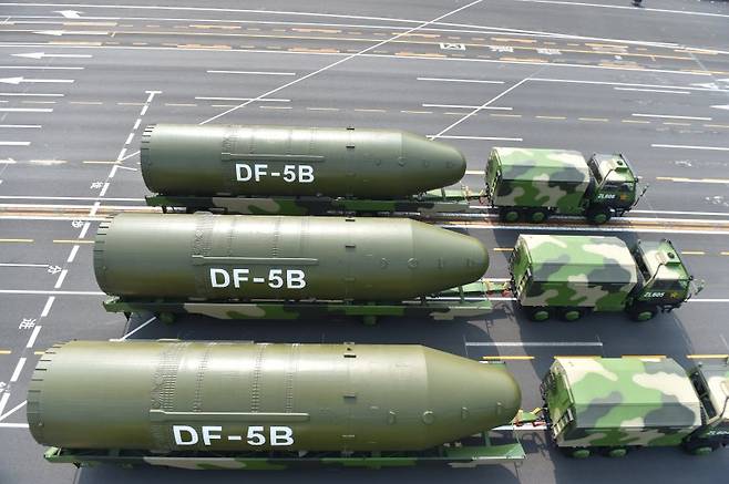 지난 2019년 10월 1일 중국 베이징에서 열린 열병식에서 공개된 중국의 대륙간탄도미사일(ICBM) '둥펑-5B'.신화뉴시스