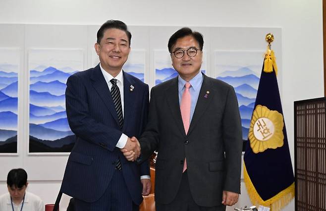 김병기 더불어민주당 대표 직무대행 겸 원내대표가 16일 서울 여의도 국회에서 우원식 국회의장을 예방하고 있다. 사진=뉴스1