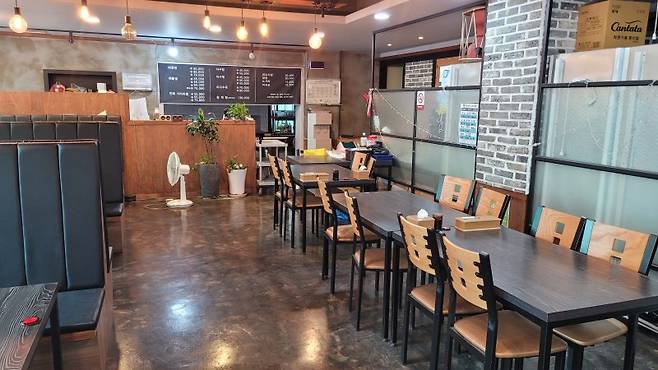 지난 14일 방문한 포항 남구 인근 음식점의 모습. 저녁 시간대에도 손님들의 발길이 끊어져 텅 비어 있다. 사진=권준호·이동혁 기자