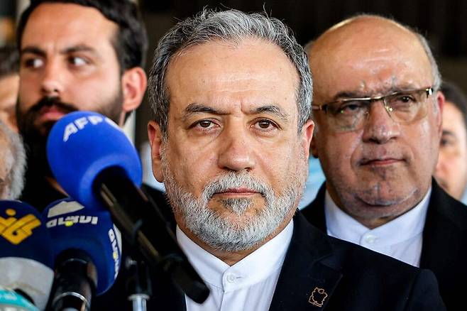 아바스 아라그치 이란 외교부 장관이 지난 3일 레바논 베이루트에 위치한 무장단체 헤즈볼라 수장 하산 나스랄라의 묘지를 방문해 연설하고 있다. 사진 AFP 연합뉴스