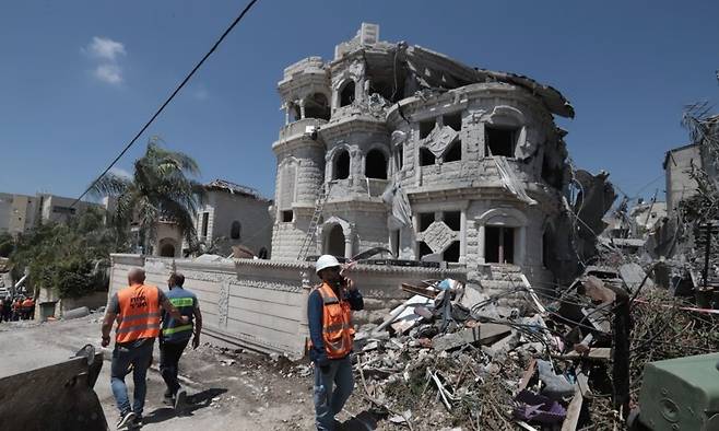 마나르 카티브의 집이 무너져 있다. 가디언 갈무리.