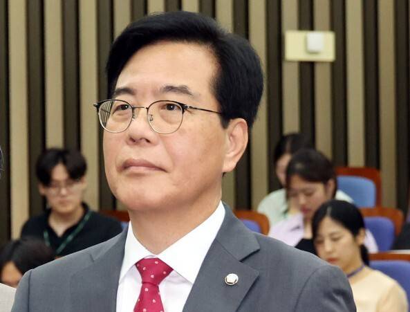 16일 서울 여의도 국회에서 열린 원내대표 선출 선거 의원총회에서 참석자들이 국기에 경례하고 있다. 왼쪽부터 국민의힘 원내대표 선거에 출마한 김성원, 이헌승, 송언석 후보. 김경호 선임기자 jijae@hani.co.kr