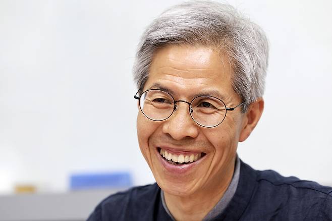 권영국 민주노동당 대표가 2025년 6월9일 오후 서울 구로구 구로동 당사에서 한겨레21과 인터뷰하고 있다. 김명진 기자