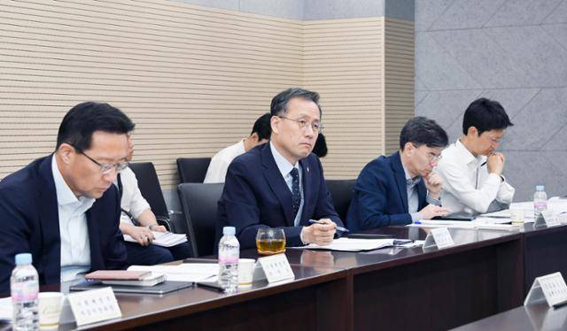 이형일 기획재정부 장관 직무대행 1차관이 12일 정부세종청사 중앙동에서 '제17차 부동산 시장 및 공급상황 점검 전담반 회의'를 주재하고 있다. 뉴시스