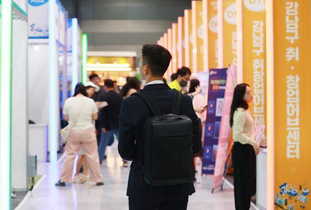 5일 한 청년이 서울 강남구 코엑스에서 열린 '2025 강남구 행복 일자리 박람회'를 둘러보고 있다. 연합뉴스