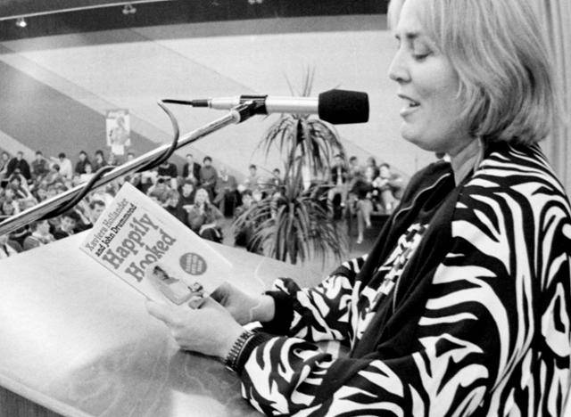 1986년 네덜란드의 한 행사장에서 'Happily Hooked' 란 신작 북토크에 나선 '행복한 매춘부' 자비에라 홀랜더. 위키미디어 커먼스.