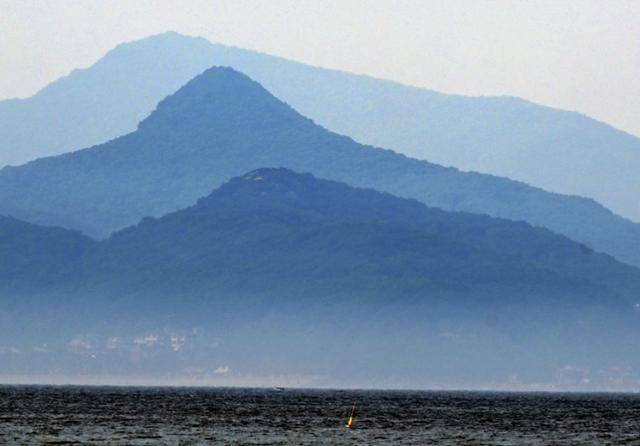 인천 영종도 인근 섬들이 자욱한 안개에 싸여 한 편의 수묵화를 만든다.