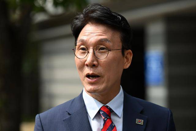 김민석 국무총리 후보자가 13일 서울 종로구 금융감독연수원에서 식품·외식업계 관계자들과의 밥상물가 경청 간담회에 앞서 취재진 질의에 답하고 있다. 박시몬 기자