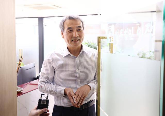 민중기 특검이 13일 서울 서초동 사무실에서 취재진 질문에 답하고 있다. 연합뉴스