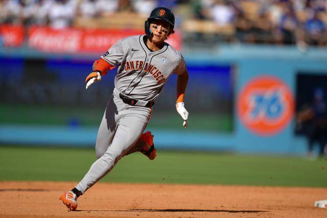 샌프란시스코 이정후가 16일 미국 캘리포니아주 로스앤젤레스 다저스타디움에서 열린 메이저리그 LA 다저스전에서 4회 우익선상 타구를 날린 뒤 3루로 달리고 있다. 로스앤젤레스=로이터 연합뉴스