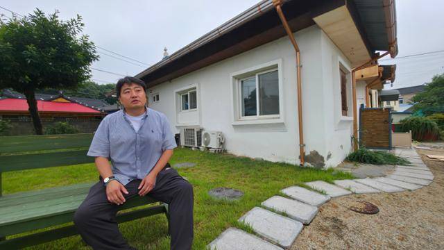 15일 충남 부여군 규암면 공예마을을 기획한 김준영(45) 공예마을규암협의회 회장이 그가 운영하는 로열페이퍼하우스에서 공예마을의 사업 계획에 대해 설명하고 있다. 부여=윤형권 기자