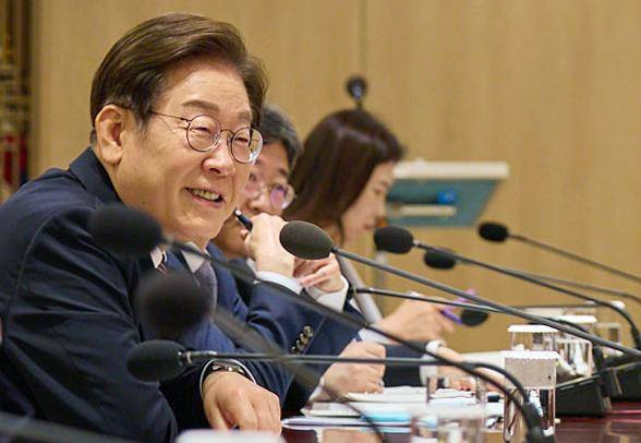 이재명 대통령이 지난 9일 서울 용산구 대통령실에서 비상경제점검태스크포스(TF) 2차 회의를 주재하고 있다. 대통령실 제공