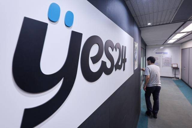 해킹으로 서비스가 전면 중단됐던 온라인서점 '예스24'가 16일 피해 유형에 따른 1차 보상안을 내놨다. 사진은 12일 서울 영등포구에 위치한 '예스24' 본사. 연합뉴스