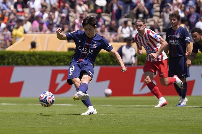 <yonhap photo-1852=""> Paris Saint-Germain's Lee Kang-in shoots a penalty kick to score his side's fourth goal during the Club World Cup group B soccer match between PSG and Atletico Madrid, in Pasadena, Calif., Sunday, June 15, 2025. (AP Photo/Mark J. Terrill)/2025-06-16 06:36:11/ <저작권자 ⓒ 1980-2025 ㈜연합뉴스. 무단 전재 재배포 금지, AI 학습 및 활용 금지></yonhap>