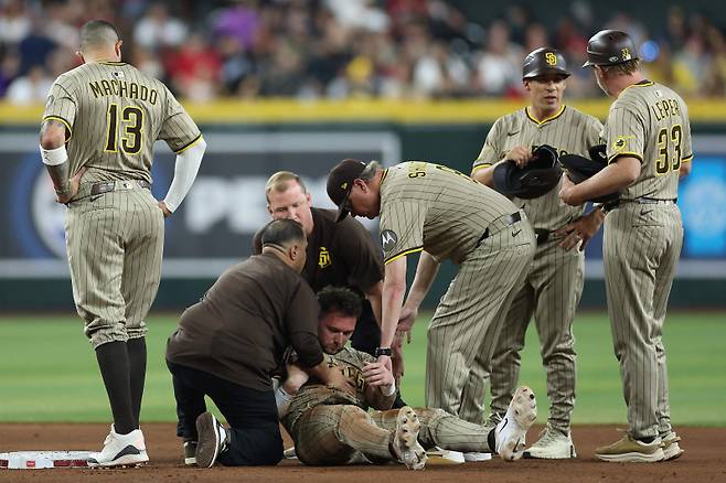 <yonhap photo-3710="">잭슨 메릴이 지난 14일(한국시간)이 애리조나와 원정 경기 7회 초 도루 시도 과정에서 뇌진탕 증세를 호소하고 있다. AFP=연합뉴스</yonhap>