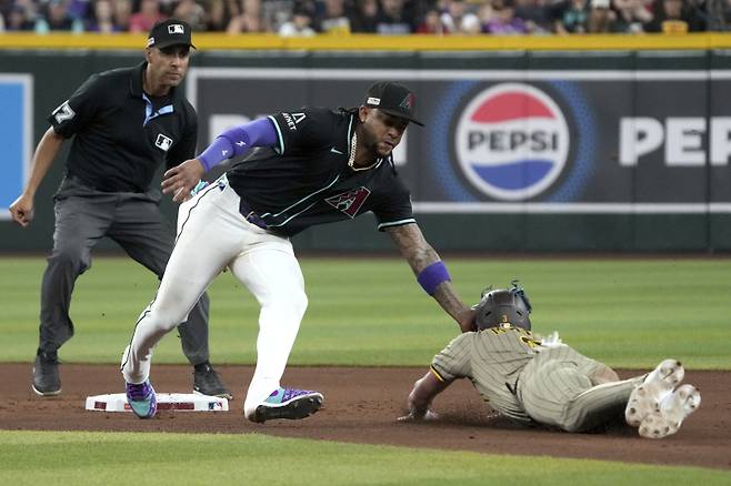 잭슨 메릴이 지난 14일(한국시간)이 애리조나와 원정 경기 7회 초 도루 시도 과정에서 2루수 마르테의 태그에 태그아웃되고 있다. AP=연합뉴스