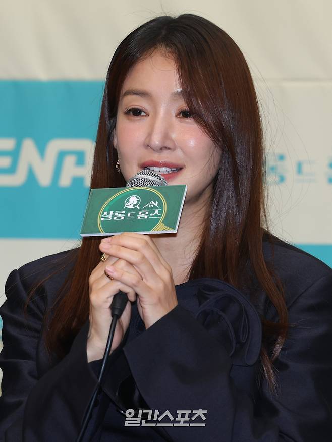 배우 이시영이 16일 오후 서울 마포구 스탠포드호텔에서 열린 ENA 월화드라마 '샬롱 드 홈즈' 제작발표회에 참석해 인사말을 하고 있다. '샬롱 드 홈즈'는 광선주공아파트 추리력 만렙, 전직 에이스 형사와 보험왕, 그리고 알바의 여왕까지! 우리 단지 해결사로 뭉친 여성 4인방이 아파트 빌런을 응징하는 코믹 워맨스 활극. 16일 밤 10시 첫 방송. 서병수 기자 qudtn@edaily.co.kr /2025.06.16/