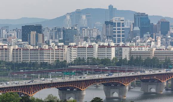 서울 응봉산에서 바라온 강남구 압구정동, 청담동 일대 아파트 단지의 모습. [사진=연합뉴스]