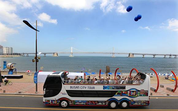 시티투어 2층 버스가 관광객을 태우고 광안리해수욕장을 지나고 있다. [사진=부산광역시]