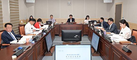 자치행정위원회 소속 의원들이 집행부로부터 업무보고를 듣고 있다. [사진=남원시의회 ]