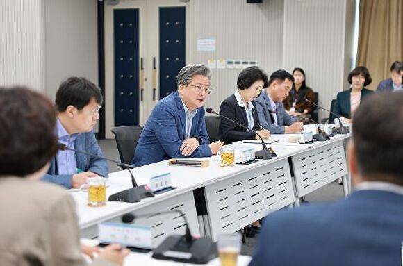 지난 11일 확대간부회의에서 정용래 유성구청장이 저녁시간 주정차 단속 유예 관련 업무 지시를 하고 있다 [사진=대전유성구]